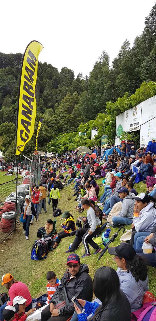 Personas en el Autodromo